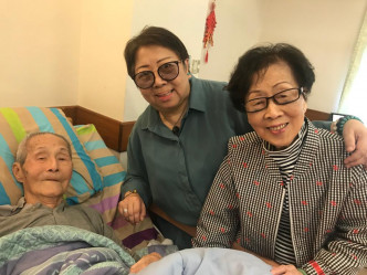 李我近年已住進老人院，太太蕭湘(右)為照顧他，也一起住進去。資料圖片
