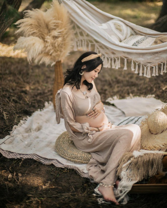 吴若希怀孕时亦有影写真，纪录怀孕经过。