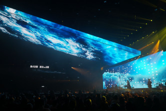 Star Hall首次有演唱會使用巨型天幕，樂迷不時打卡留念。
