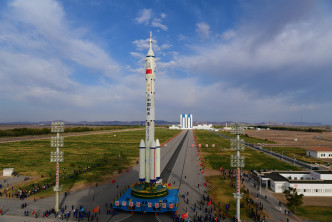酒泉發射站的火箭早已就位。新華社圖片