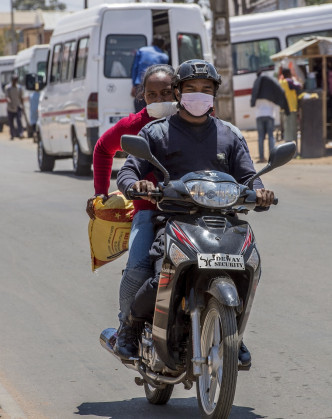马达加斯加市面民众戴上口罩。AP图片