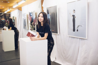 李静仪为自家品牌服装造势，日前于潮店内举行相展。