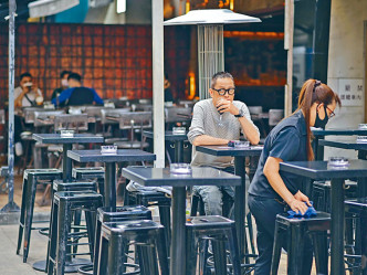 香港疫情嚴峻，政府擬立例禁止酒吧及食肆賣酒，引起業界及社會反彈。