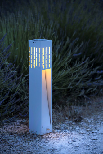 Maiori La Lampe Passage太阳能灯可使用USB连接充电，且配备蓝牙技术及Maiori流动应用程式，让用家轻松遥控操作各项功能及排程工作。