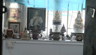 死者寓所單位窗台放有多個神像及孫中山肖像圖。林思明攝