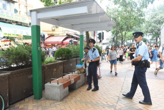 大埔墟街市外長櫈發現針。