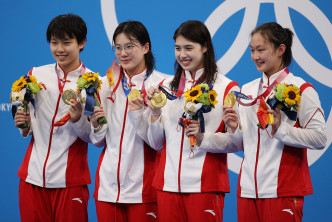 （左起）楊浚瑄、湯慕涵、張雨霏和李冰潔合力在4x200米自由泳游出破世界紀錄的7分40秒33。Reuters