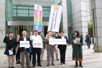 团体到香港驻台北经济贸易文化办事处所在的大楼外示威。台湾人权促进会图片