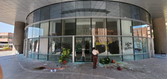理大李嘉诚楼多块玻璃被示威者打破。