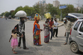 印度不少人需以步行、骑单车、搭顺风车等方式踏上回乡之路。 AP