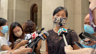 梁国雄的妻子陈宝莹在庭外表示，对判决非常失望。 刘晓曦摄