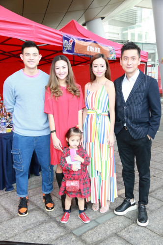 范振鋒夫婦與趙勁皓（左）一家一起出席親子活動。