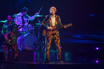 Ed Sheeran演唱两首新歌。