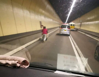 網民拍攝到有老婦在紅隧管道內，推着手推車往九龍方向行駛。馬路的事討論區fb群組