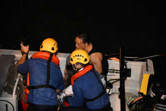 消防小艇赶至现场将二人救起。