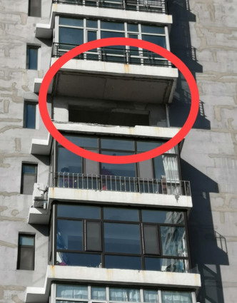 齐齐哈尔市一个住宅单位的露台不敌强风窗户连围栏倒塌。网上图片