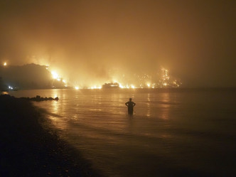 山火把全國第二大的埃維亞島一分為二。AP