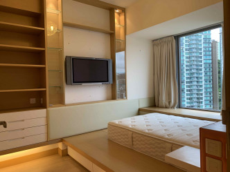 此睡房的寝区置于挑高部分，墙身订制了电视机柜连饰柜，提供大量位置存放衣物或饰物。