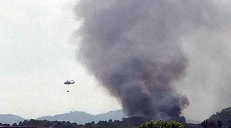 政府飞行服务队出动直升机掟水弹协助救火。