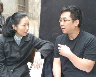 Sammi当年与关锦鹏导演在片场倾谈。（资料图片）