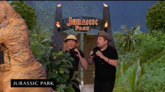 丹尼爾（左）與James到《侏羅紀公園》探險。