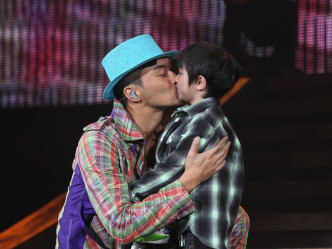 2011年时5岁的囝囝魔童上台献吻为Chilam打气。