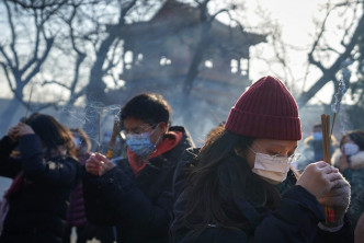 内地民众佩戴口罩庆祝新年。AP图片