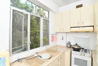 厨房设有所需家电及设备，且有窗户通风。