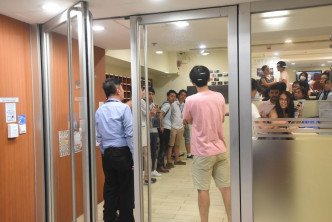 民主黨立法會議員鄺俊宇和許智峯昨日到李國賢堂學生宿舍了解情況。