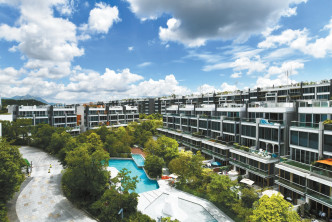 單位外望內園池景，配合藍天白雲，甚為舒適。