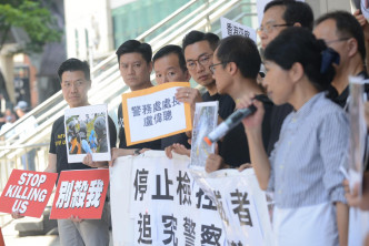 毛孟静（右）等泛民议员到警察总部抗议。