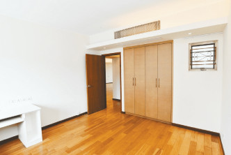 房間置有入牆式衣櫃，既可收納衣物，又可節省位置。