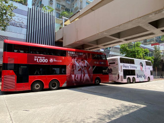 屯門一商場的巴士總站，出現多部印有MIRROR及ERROR成員廣告的巴士。