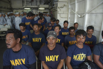 菲律賓漁船船員獲救。AP圖片