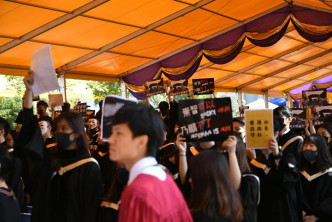 毕业礼期间有学生举起标语。