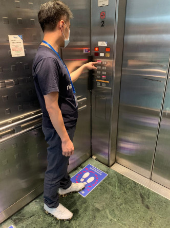 香港生產力促進局研發的免觸式電梯控制面板。政府新聞處