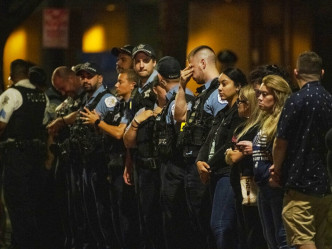 有警员神情哀伤。AP图片