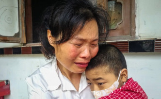 代鑫和代旭的母親(左)擔心得落淚。網圖