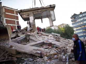 地震导致大量建筑物倒塌。AP图片