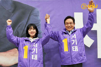 李周映（左）饰演总统徐基泰（金永哲饰）女儿徐正仁。