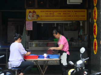 台北市西门町一间小吃店在停电后，工作人员在门口包饺子。网上图片