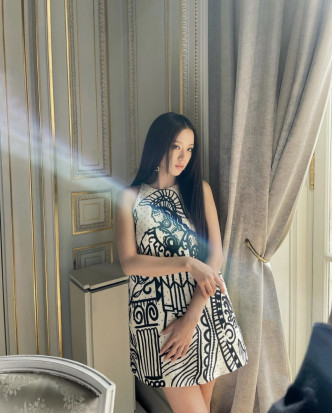 Jisoo上月底出席巴黎時裝周，其創造的媒體價值成為眾名人之冠。
