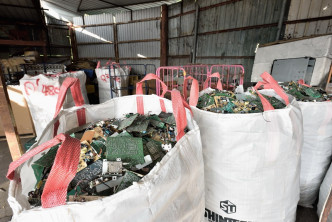 涉案回收場非法收集及貯存大批有害電子廢物，包括廢液晶屏、顯像管和廢印刷電路板。環保署提供