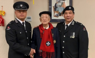 去年翟宝田获加拿大退伍军人事务部颁发二战致敬奖及襟章。