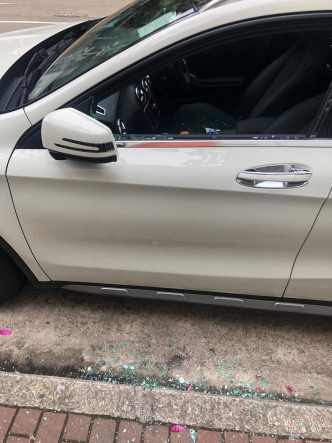 車主被打爆車窗，放在前座的背囊亦被偷走。網圖