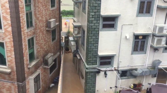 大尾督村變澤國，有村民被洪水圍困。影片截圖