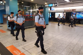 警方反恐特勤队在九龙塘站巡逻。