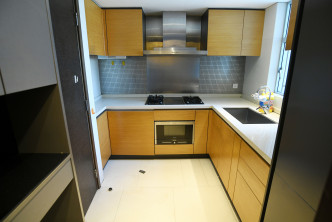 廚房內設有U形廚櫃，收納空間足。