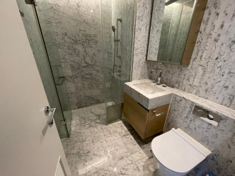 浴室采淋浴间设计，悭位实用，可免却水花四溅的问题。