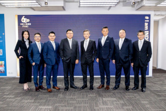 新任工总副主席林世豪（右二）与主席叶中贤（右四）及另外六位副主席合影。